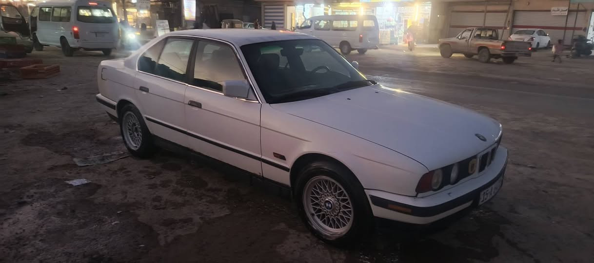 للبيع و مراوس حسب القناعه موديل91 حجم 25 كير عادي محرك مسكر رقم انبار دولي مكان السياره بغداد سعرها 40 وبيها مجال قليل ***********/***********
