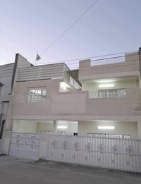 دار للبيع  المساحه 162 م يحتوي على 7 غرف نوم و3 خدمات بل اضافه الى الص...