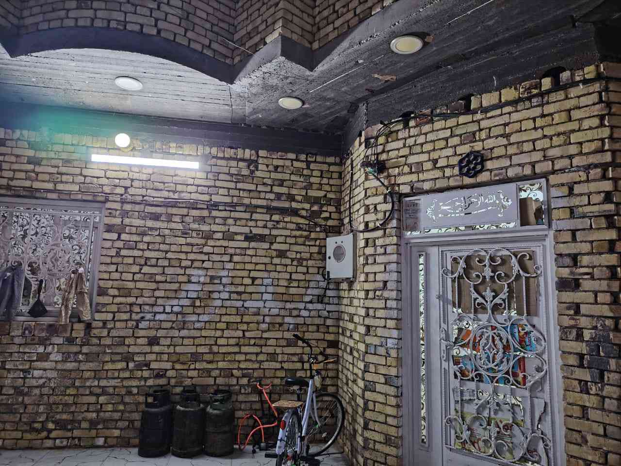 السلام عليكم بيت البيع بحي موظفين بل 6000 بدايته البيت غرفتين جوه وغرفتين وحمام مطبخ فوك بس مكاملات باقي بس لبخ وكاشي وستقبال وصلاه مثل ما موضح يمك بل صور البيت مطلوب أسكان متواجد بس تصال ***********
