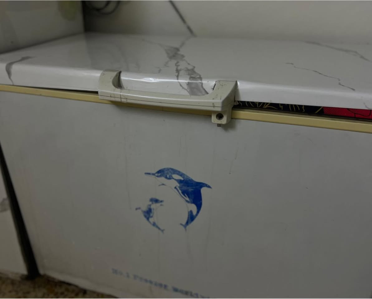 سبلت واحد طن شغال و نظيف سعره ١٢٥ الف
ثلاجة حجم وسط و مجمدة حجم كبير مابيهن اي عطل نظيفات و يجمدن سعرهن ٢٠٠ 
مكاني بغداد /للاستفسار ***********
