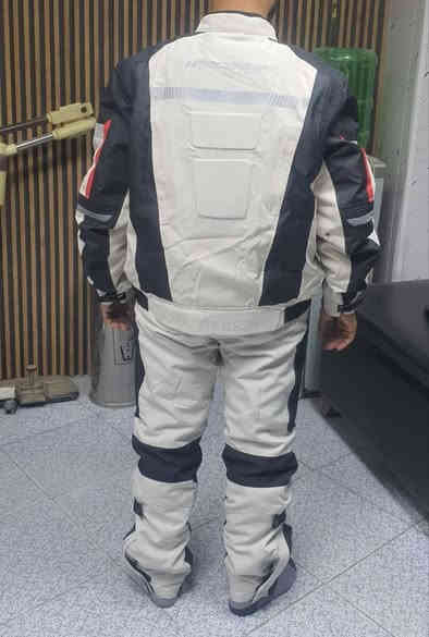 بدله سيفتي جديدة غير مستخدمة اتلبس وزن 85 وطول 180 القمصلة بدون كسارات
السعر 100 
 ***********
