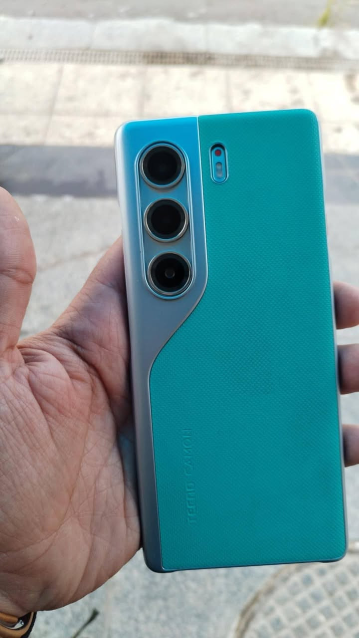 السلام عليكم تكنو 40pro ذاكره 256 مستخدم ٣ ايام فقط كامل غراض مع الضمان ٢٧٥ وبي مجال
عنوان بغداد الحرية تاخذه من باب البيت *********** واتساب
