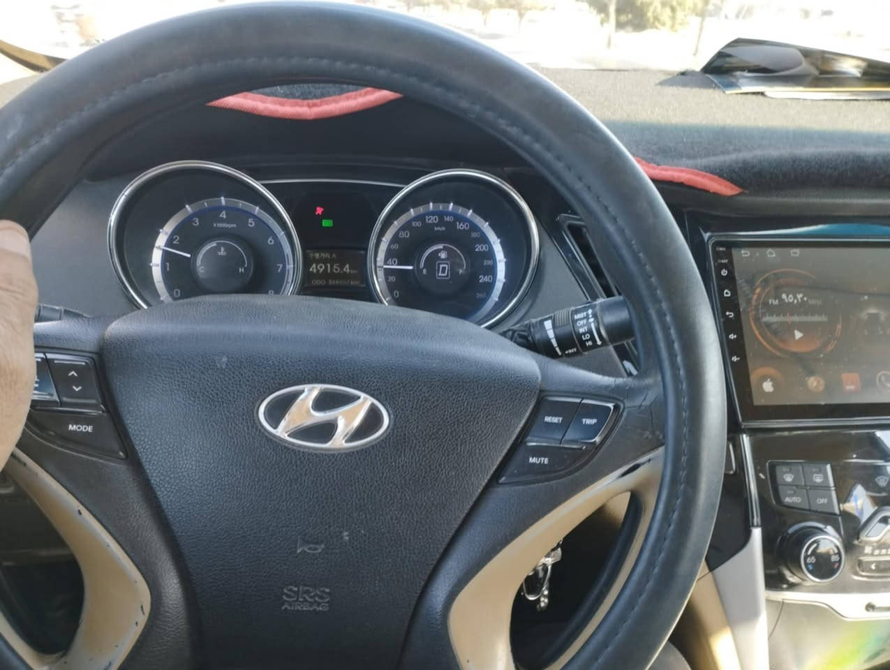 سلام عليكم ،،سوناتا خليجي 2011 ،،،سيارة كاملة من كولشي كير ومحرك  واحد على واحد نعومة خير من الله +تخم تايرات جديد+سنوية بأسمي تحويل مباشر رقم دولي مري شفط كشنات كهربائي تبريد عوزه فيشة فقط اتعاجز اروح اسويها  😁😁سونارها موجود السعر 114 وبيها مجال بسيط للتواصل واتساب أو خاص ***********
