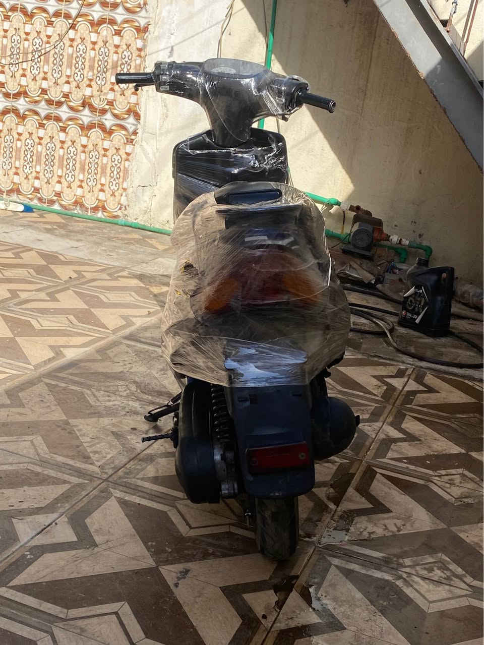 دراجة ياماها ياباني تسع زروف سرعتها 60 حلوة ومكينة ناعمة شغالة دكة وحدة هندر شلعتها ومشيها حلو وما مجفتها كهربائيات شغالة كلها لايت اشاير اصطاب هورن كاملة نقص بس شخاطة سلف سعر250 وبيها مجال بصرة قبله *********** البصرة, العراق
