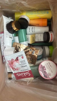 ٤ كراتين • ٤٠ قطعة • مكياج متنوع