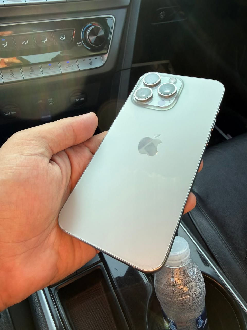 iphone 15 pro max  السعر 900 الف
ايفون 15 برو ماكس السعر 💵 900 الف IQD
- ذاركرة 256 G
- بطارية 🔋 82 حقيقي من اول مشتريته اول مانزل 
- اللون التيتانيوم 

ملاحظة :- 📝 بدون لزكة وكفر لان هو تيتانيوم كلش قوي والشاشه بيهه شخوط شويه مال استخدام مبين بالصوره  بس متبين من الشاشه مشتغله اصلا ولا تاثر ، كارتونه اصليه مالته موجودة.

دبل سيمكارت بلاد مو اي سم 
 
مكان حي العدل بغداد 
***********

