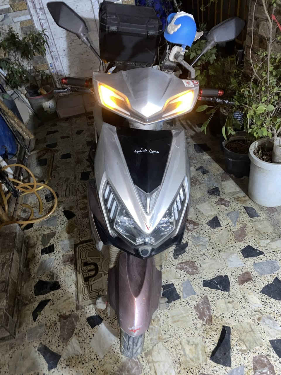 للبيع سكنس شحن نظيفة كلش استعمال 6 اشهر فقط
الدراجة كلش نظيفة ما بيها اي خلل و لا بيها اي كسر بالكفرات 
بطاريات 6 جديدات كلش والله 
تمشي 70 كيلو متر حقيقي مو وهمي انتبهو حقيقي مو وهمي 
الدراجة مستعملها كلش قليل على كد اروح بيها للشغل و ارجع ما متعبها نظيفة 
الشراي يراسلني واتساب ***********
اني اشتريتها قبل 6 اشهر ضبط ب مليون 
السعر حالياً اني عارضها ب 700 و بيها شوي مجال
الله شاهد الدراجة كلش قوية بس اني ما مستفاد منها 
ملاحضة الصندوق الي بالخلف مو وي الدراجة هذا مالتي
