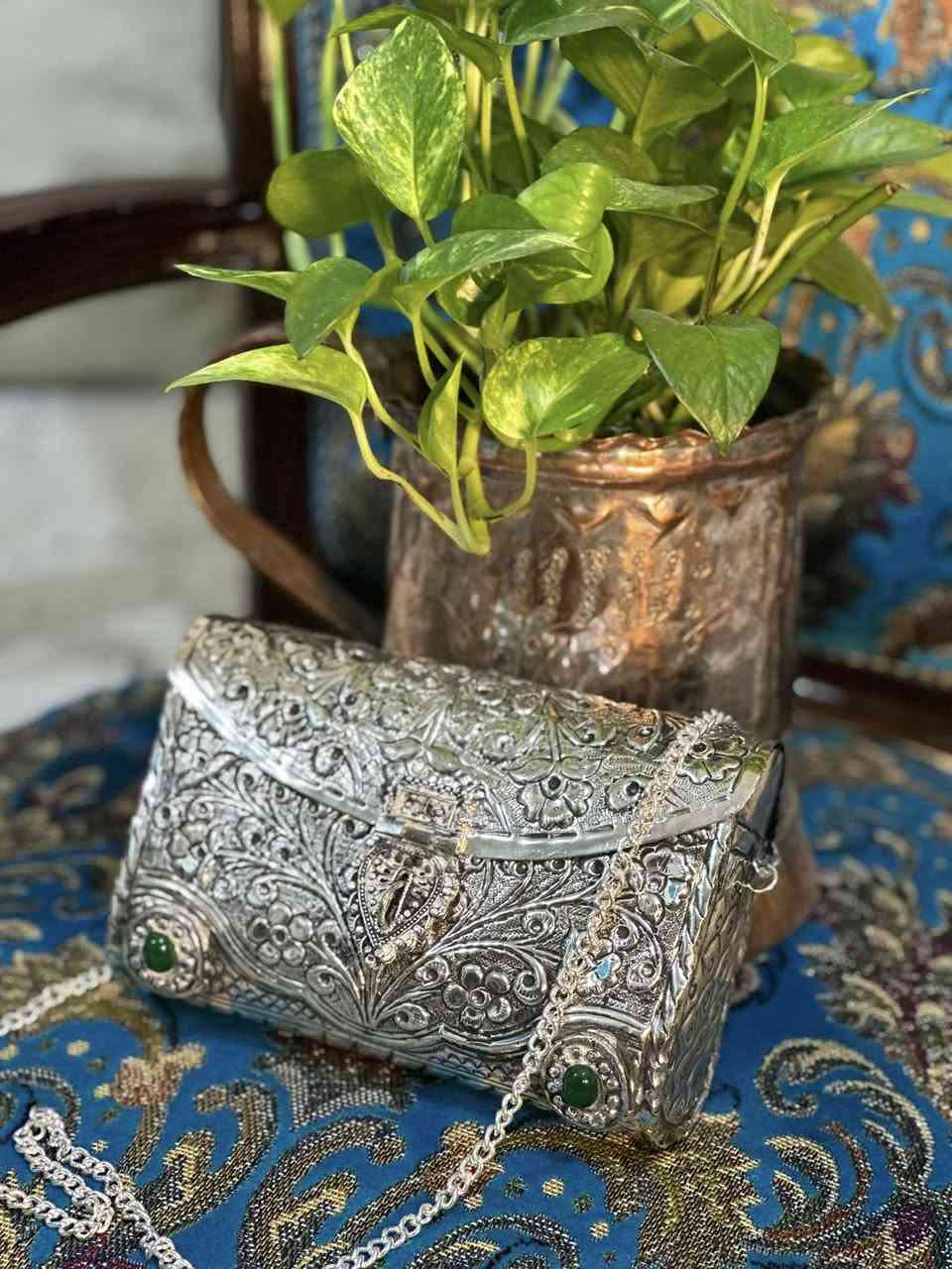 لأصحاب الذوق الرفيع 
حقيبة نسائية طلاء فضة جميلة جدا 
- العنوان / بغداد / الكرادة / حي الوحدة . شارع سلمان فائق  (  مجمع بازار انتيك بغداد )  
   الطابق الاول  
  للاستفسار اكثر الاتصال لاستفسار اكثر الاتصال 
  ***********        
  *********** 
واتس اب او فايبر او مراسلة الصفحة.
