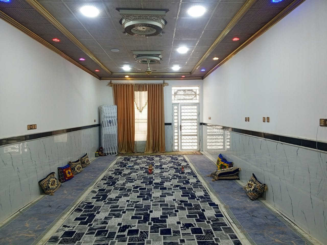 السلام عليكم 
يتوفر بيت للبيع بناء حديث
طابو زراعي عراقي سند، 25
مساحه البيت 400متر
يتوفر من ثلاث غرف موزع صاله ديوان كبير حديقه
الموقع ميسان طريق الحولي مقابل الالف دار 
السعر 120مليون وقابل للتفاوض 
الاستفسار الإتصال ‏‪‏‪***********‬‏
