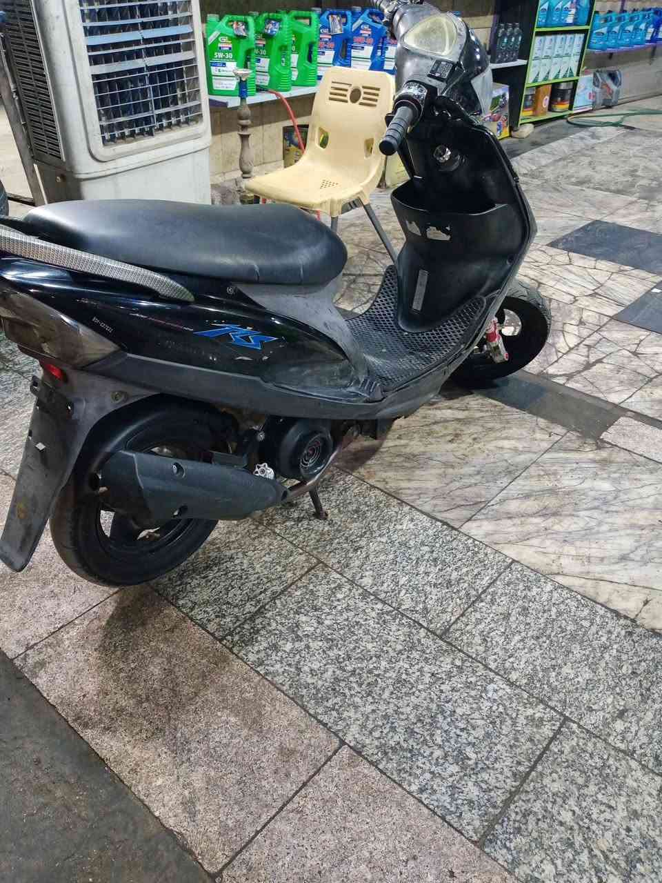 عدله ممفتوحه بلاديه ختم واحد كابريتر مبدل ودبلات امامي باقي كله بلاد مكفول ختم دراجه 
قفل جنطه سستم صوت سماعه 
دراجه حلوه وناعمه 
سلف نكره هندر نكره
صالنصه fm والبلاديه هم وياه موجوده ثنين يعني
مكانه الدوره ابو دشير 
***********
السعر 575 بيه مجال الطيبين
