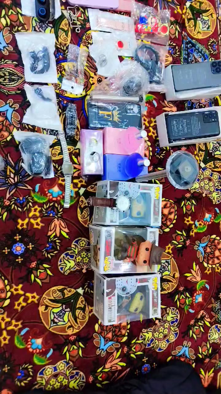 سلام عليكم عندي غراض للبيع كلهن واضحات كدامك والله وصليه اربودات اصليه وكامره اصليه وحده منهن سحريه اجهزه تلفونات كلهن شغالات بلباكيت وياهن كيبل وراسيه يعني كاملات للبيع لي يريدهن يجي خاص او هاذه رقمي *********** مكاني رمادي تصفيت محل
