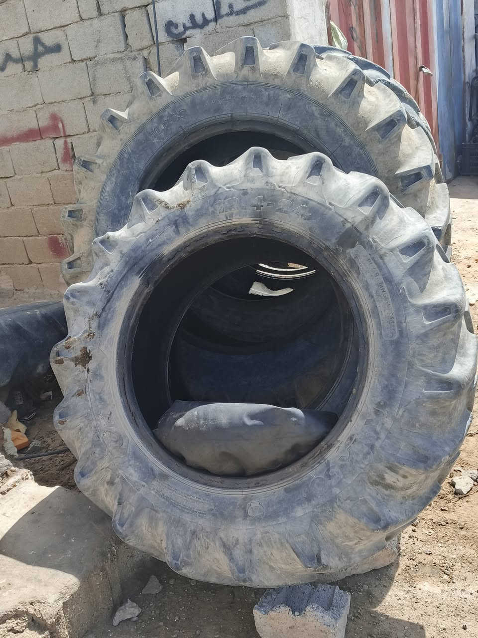 سلام عليكم تايرات البيع مال نيهولند كبار وصقار تايرات نضاف وجدد سعر لكبار سبعميه وبيهن مجال وسقار تلثميه المكان الناصريه قضاء الفجر *********** تصال
