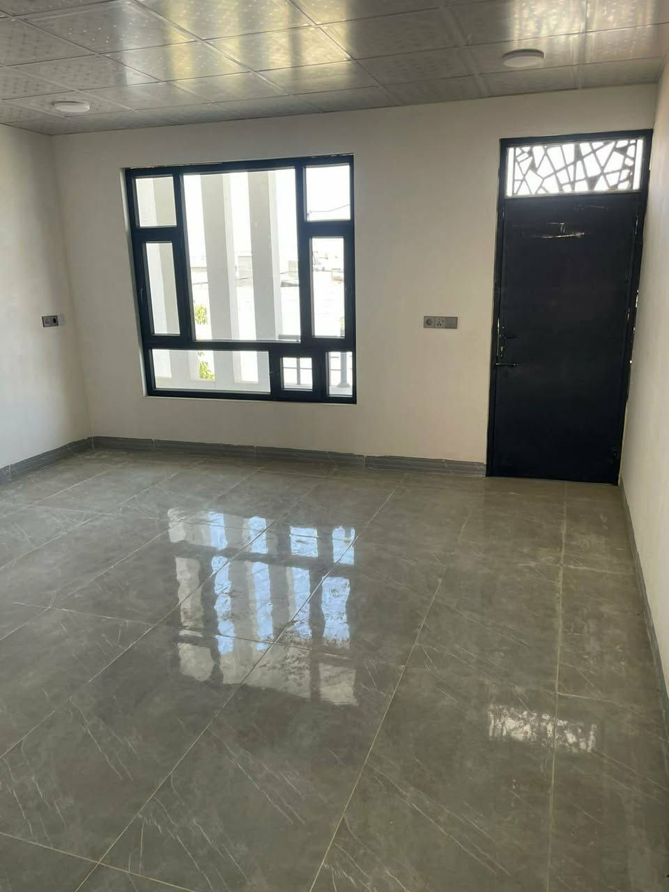 دار طابوا للبيع بناء حديث# طابقين وبيتونه 
المحتويات
الطابق الأول؛؛؛ غرفة نوم عدد1 ومطبخ واستقبال وهول  وصحيات خارجية وكراج
الطابق الثاني؛؛ غرفة نوم عدد1 ومطبخ واستقبال وصحيات داخليه وهول 
الطابق الثالث؛ بيتونه
المساحة (100)متر مستطيل 
الواجهة (5)في(20)
السعر 96 مليون مع مجال قليل
البيت فوووول 
العنوان؛ كركوك منطقة ال55 خلف جامع لؤي 

لمعرفة التفاصيل 
الاتصال على الارقام التاليه *********** 
*********** 
للاستفسار اكثر يمكنكم مراسلة الصفحه))) 
ونتشرف بزيارتكم  ل(مكتب الاوس للعقارات) 
عنوان المكتب؛ سايدين كوباني المحافظه الجديده بالقرب من مجمع روان ستي ٢ ومجمع النجوم ٢
