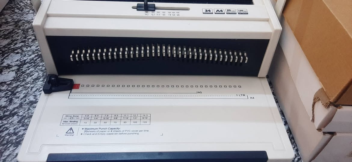 جهاز سبايرول تثقيب يدوي مربع مستخدم نظيف جدا
* السعة القصوى للتثقيب: 20 ورقة (ورق 80غم) أو 4 أغلفة PVC مناسب لورق A4 عملي لتجليد الكتيبات والمجلات  ومناسب للأعمال المكتبية، الطباعة، التجليد اليدوي، المشاريع الصغيرة مع ٤ باكيت سيم مربع ولف 
* بند ورق صور كلوسي قياس A3+  و كلوسي قياس A3
💰 السعر للكل : ١٦٥ الف دينار
🚚 التوصيل متوفر لكل محافظات العراق


**إذا كنت صاحب هذا الإعلان وتريد حذفه لأي سبب، رجاءا أرسل رسالة إلى الدعم الفني**