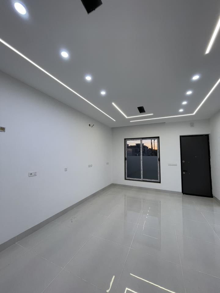 دار للبيع من طابقين بناء حديث Zeroفول ملكي مبني بأحدث المواد والمواصفات الهندسية ارضيه مرمر مغربي فول 
الكهرباء نظام فوتو سيل  دبل جام  تبريد مركزي نظام كامرات  فول مواصفات

 #طابو ملك صرف بأسم شخص واحد 

#المساحة :- 99 متر             #واجهة 8 متـــر  

الموقع:- كركوك_ طريق بغداد _ قرب مطعم  سبايسي 

حيث يحتوي الطابق الاول على استقبال وهول مفتوح عل مطبخ وغرفه نوم 🛌 مطبخ حار بارد وصحيات ومناور   🚗 
والطابق الثاني:-  3غرف نوم حمامات وبلكونات عدد 2 ذات إطلاله جميله على حديقة عامة وبيتونة مخزن  

💵السعر  مناسب  جداً جداً 💵 للأتصال ***********

#موقع الشركة كركوك حي عدن مجاور الجنسية الجديدة 
 ومجاور اسماك البغدادي عمارة البحرين 

 🏦شركة الجوهرة للعقارات والمقاولات  🏦 
  
 📞للأتصال ***********

✅نستقبل جميع عروضاتكم السكنيه والتجاريه في كركوك
