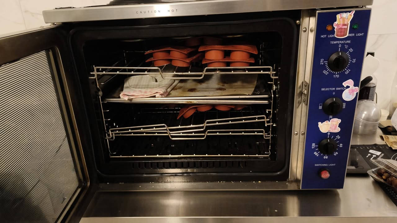 سلام عليكم
عجانة 20 لتر جديدة استخدام قليل جدا اقل شهر 
وفرن هوائي للمعجنات للبيع 
مكانهن النجف 
للاستفسار ‏‪***********‬‏
