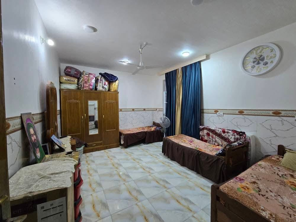 دار للبيع مساحه 200م 
طابو زراعي سند 25 
الطابق الاول 
غرفتين نوم.   هول.   استقبال.   مطبخ.   مجمع صحيات داخلي وخارجي.       كراج سياره 

الطابق الثاني 
غرفتين نوم.     هول.     مجمع صحيات.   

السعر 135وبيه مجال.   بيع مستعجل 

بناء حديث  طابوك.  صب كونكريت.    عروض الشارع 8م
بابل ورديه داخل قرب الأمام سيد موسى
 لاستفسار ***********
