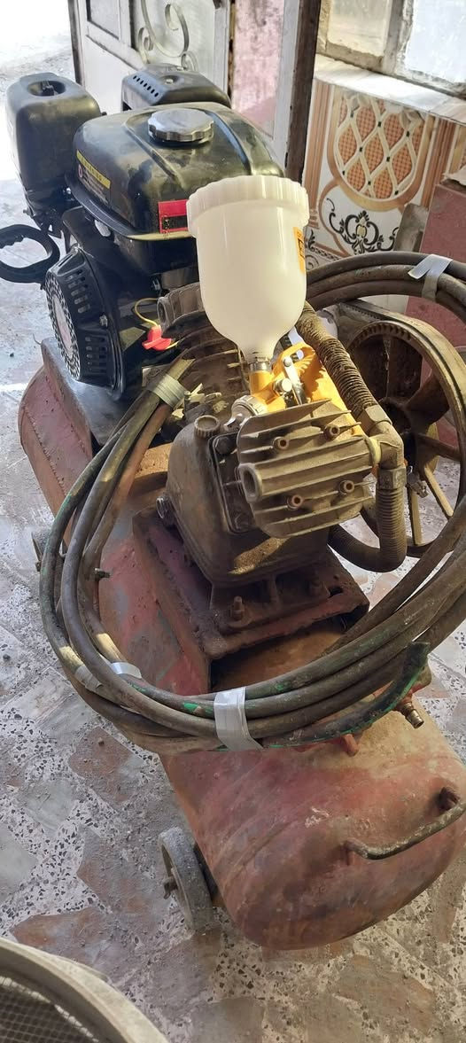 السلام عليكم  كمبريسر ١٠٠ بنزين مثل ما موضح بالصور ملحقاته صونده كتان ١٥ متر مع مسدس صبغ انجيكو السعر المطلوب ٣٠٠ لاستفسار ولغرض الشراء الاتصال *********** العنوان بغداد
