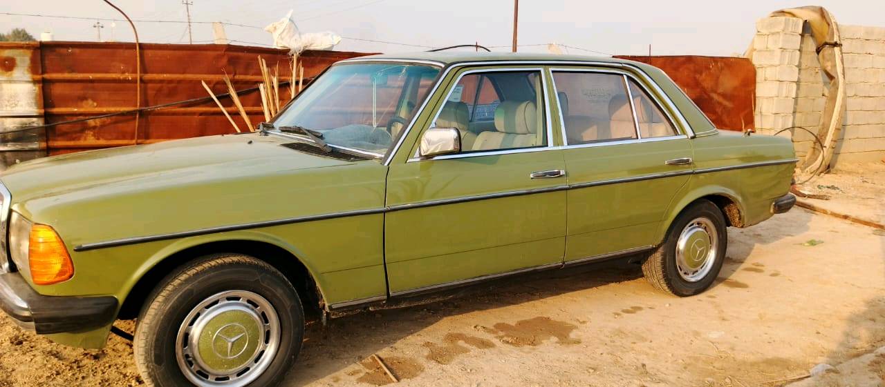 هذه سيارة مرسيدس-بنز موديل 230E بلون أخضر مميز. السيارة بحالة جيدة وتتمتع بمقصورة فسيحة ومريحة. الداخلية نظيفة والمحرك يعمل بشكل ممتاز. يمكن الاعتماد عليها في جميع الظروف، وتعد خياراً رائعاً لمن يبحث عن كلاسيكية المرسيدس.

الموقع: العراق.