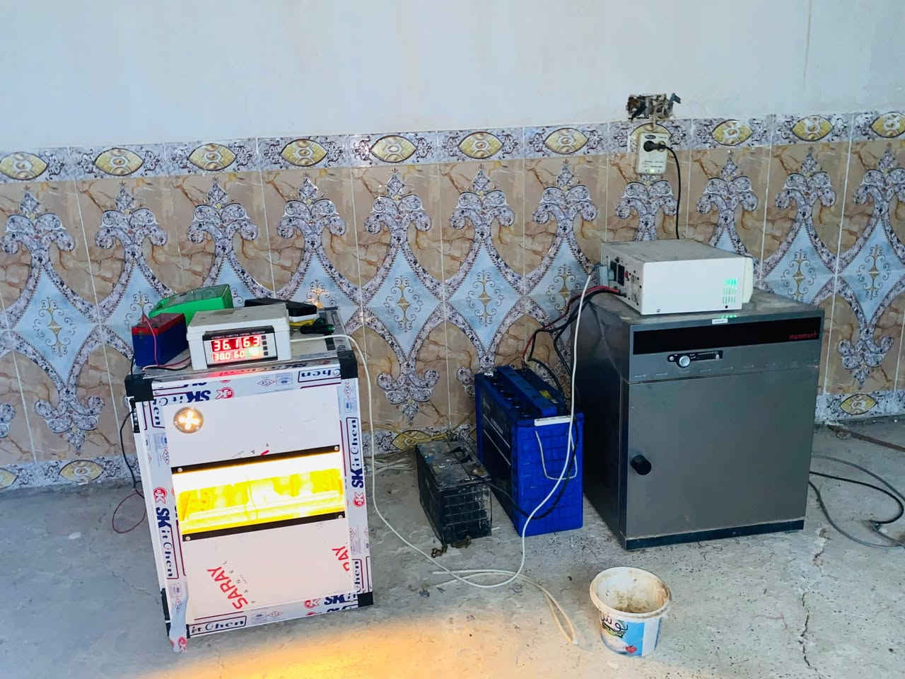 السلام عليكم للبيع مفقسه فول توماتيك تحوي ١٦٨ بيضه مع عاكسة كهرباء ماكسما عشره امبير وبطاريه ميتين امبير ***********
