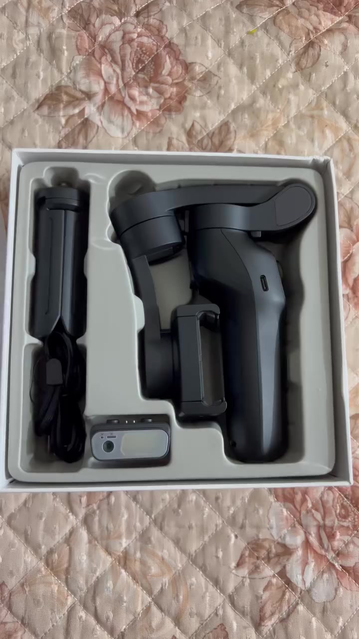 مانع اهتزاز جديد غير مستخدم
السعر ٦٠وية التوصيل

تتبع ذكي 

يجي وياه حساس تتبع ذكي (القطعة الصغيرة قدام) يتابع وجهك أو جسمك تلقائياً بدون ما تحتاج تطبيق خاص.

 أوضاع تصوير متعددة

وضع تتبع الوجه

وضع تثبيت كامل

وضع حركة بانوراما

وضع سبورت للحركات السريعة


**إذا كنت صاحب هذا الإعلان وتريد حذفه لأي سبب، رجاءا أرسل رسالة إلى الدعم الفني**