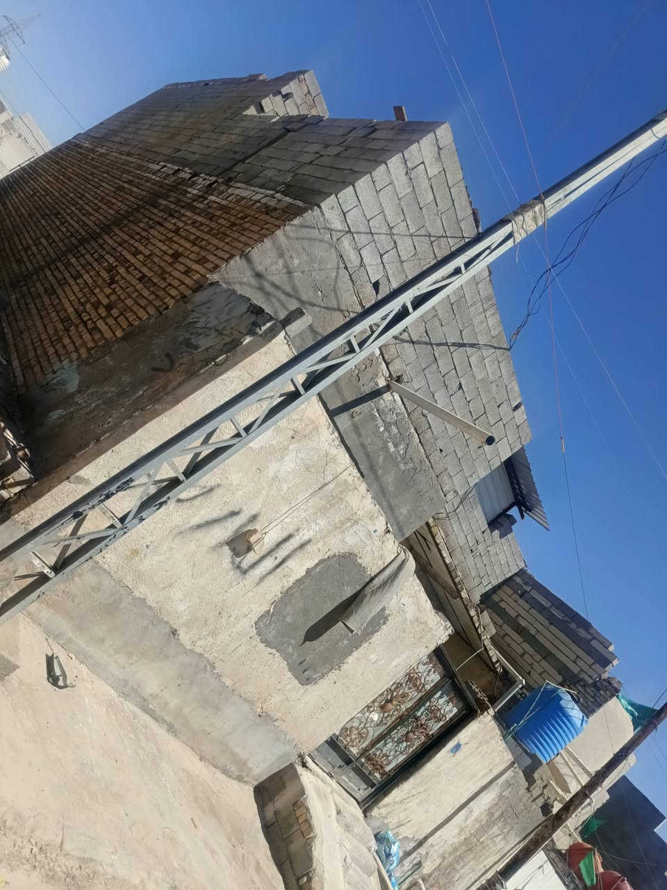 سلام عليكم أقره زين  رحمه أبوك ومك بيت للبيع سبب بي أربع عوال الله يحفظكم سبب لهوسه  لبيت نضيف من أساس للفوك بيت حديث بس اني اكلك يرادله ترميم بيت نضيف مساحه 200 طابقين غرف 4 صاله 2 حمام 2توليد 2 سعره أخو بلاش روح عامل عل قطع ول بيوت جارك ارقه جار ناسه خوش ناس مقابيلك ساده وصبيح وبصفك ربيعاوي وساعد أهالي زيرج وحرشاوين ارقه جار يمك معروفه دوانم يم طاقه أبو رمانه يسمونه حيه سلام كامل لخدمات ماي مجاري كهربا كله جديد وبيت جوه سوك مستعجلين عله بيعه كاع زراعي مو شراي رحمه لمك لا تعبني نطيتك تفاصيل لبيت ول سعر 90 وبي مجال  تصل ونطيك تفاصيل احسن*********** لبيت تأخذه منه تربح بي من تريد تبيعه ربح مو خصاره
