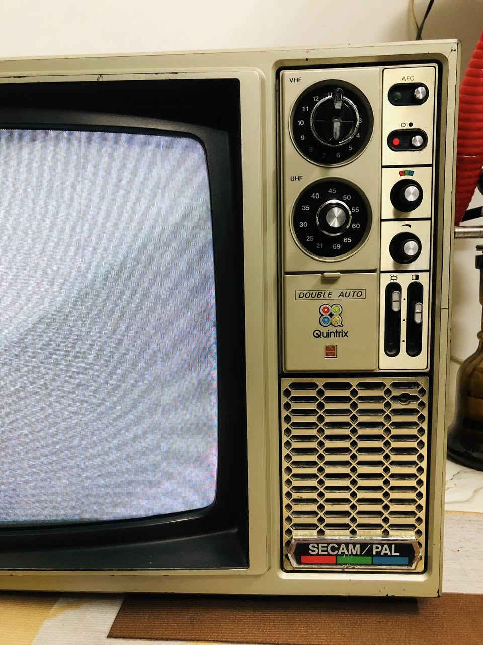 السلام عليكم
تلفزيون .نشونال ياباني 
حجم .21
جهاز بلادي غير داخل تصليح 
مع اريل ابو الريمونت جديد بالكارتون 
السعر ١٢٥
***********
يوجد توصيل
