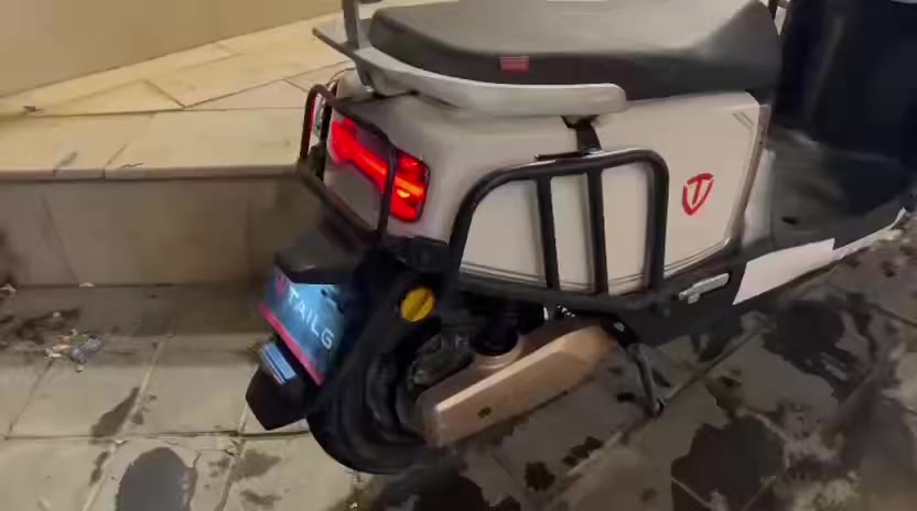 دراجه شحن للبيع من شركه  تيلج دراجه فول 6بطاريات اكبار بطاريات جديد تمشي 60كيلو متر بل شحنه الوحده شاحنه سريعه وباقي التفاصيل يرجى مراسلتي خاص السعر 900الف وبيه مجال التواصل والاستفسار   رقم ***********
