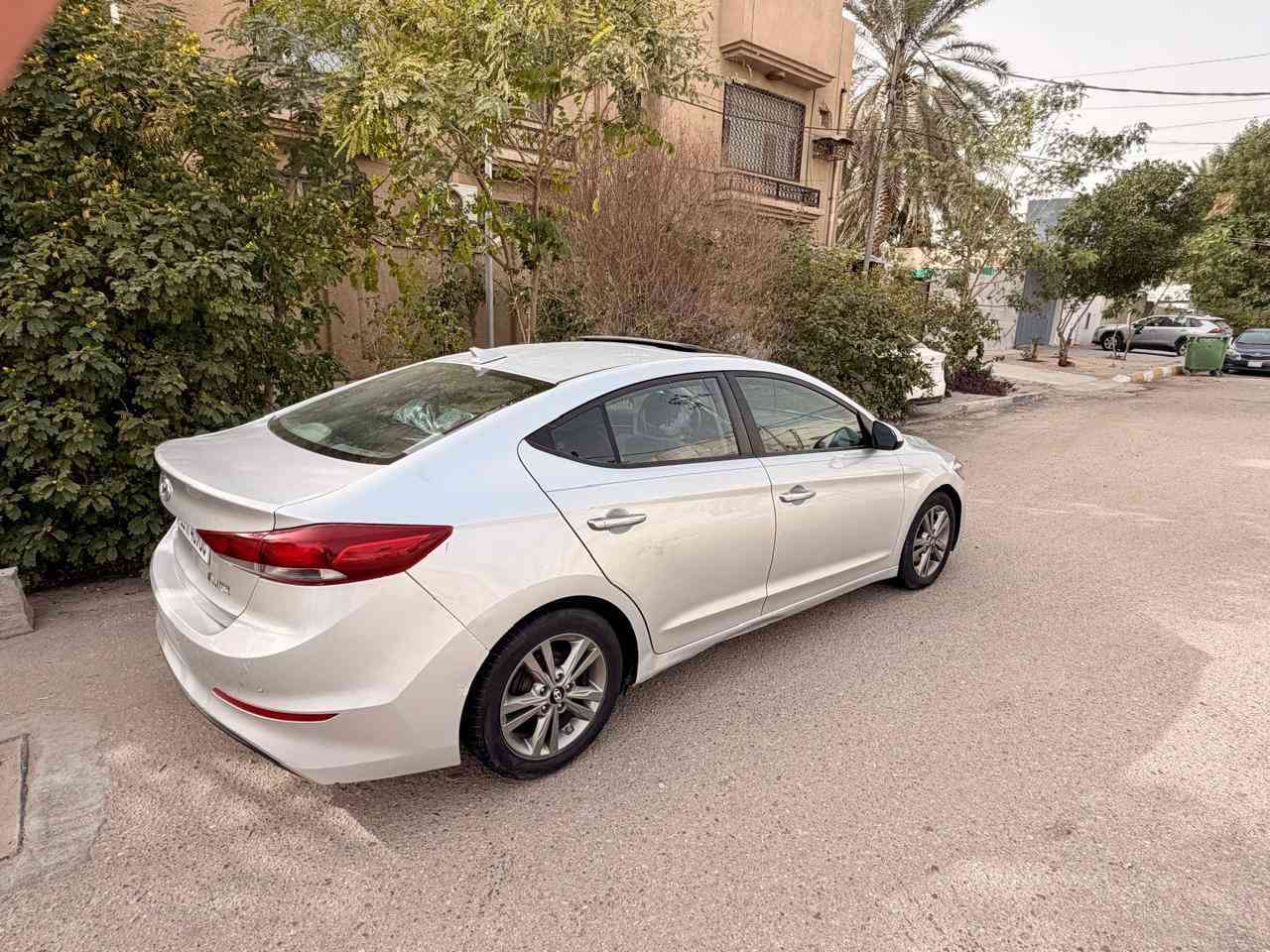 السلام عليكم ***********للبيع فقط السعر 123نهايته هواندي النترا محرك 2000 دوش وارد امريكي حادثه جدا بصيط  جاملغ خلفي وصبغ قبق جنطه السياره مكفوله من شواصي ولغود وتكم وحوض كله مكفول السياره بدون ايرباك 
فول مواصفات فتحه بصمه شاشه كامره دواره رادار جانبي حساس خلفي كشن كهربائي تبريد بيانو نضام سبورت ماشيه 100 
السياره جاهزه محرك وكير وحداديه بحاله ممتازه جدا 
رقم بغداد انكليزي سنويه لغايه 2030 تحويل مباشر السياره موجوده في كربلاء
