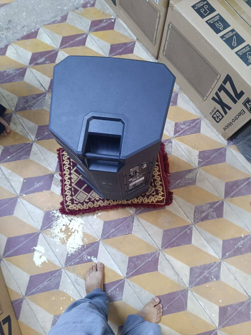 سماعات نوع ايفي كهربائي الجيل الثاني للبيع 🤩
(EV ZLX G2). الماني اصلي ماخذيهن من حقي ابو كرار بيهن ضمان 
العدد زوجين 4 سماعات 
1000 واط 
15 انج 
129 ديسبل 
نضافه 100/100 
استخدم قليل جداً صوت دفع ونقاوه تحتوي على ايكو لايزر 

الخاص مفتوح وهذا رقم بي واتساب ***********
