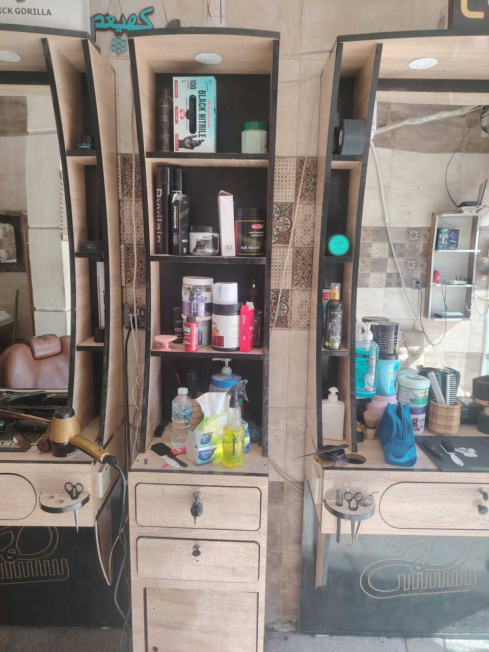 السلام عليكم الغراض للبيع  2 ميز ومري وفاترينه طويله النضافه 80%  السعر 250 مكاني بغداد الشعله حي الجوادين ***********
