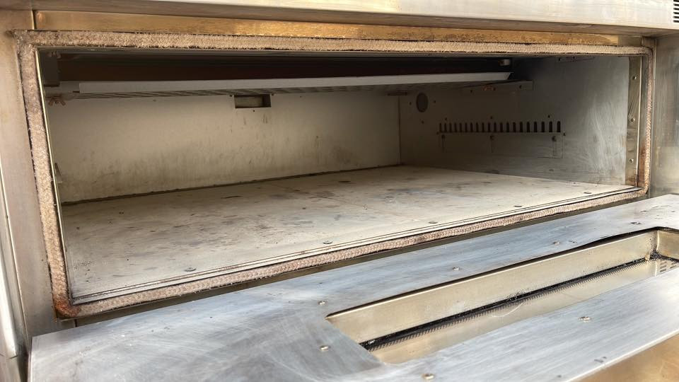 فرن للبيع مع ميز نظيف جدا وبسعر ممتاز موجود واتساب ***********
ب650وبي مجال
