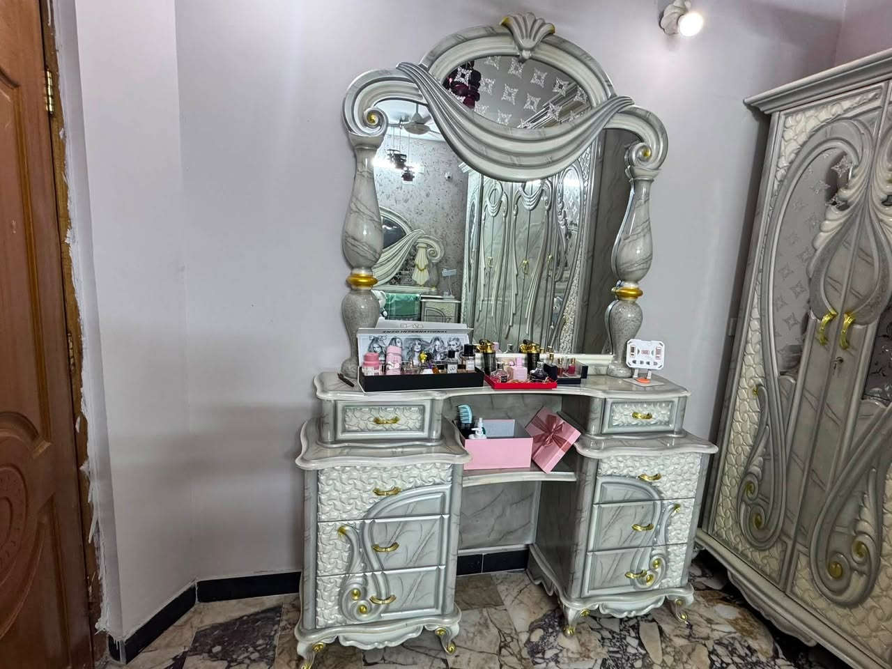 للبيع غرفة نوم صاج عراقي أصلي، استعمال اقل السنة فقط، نظيفة جدًا وحالتها ممتازة  نظافة 100بالمية .

✅ تتكون من 7 قطع كاملة:

* صومية
* كنتور 6 أبواب
* ميز تواليت
* مكتبة
* جميع الملحقات كاملة

💰 سعر الشراء: 4,000,000 دينار عراقي
🔥 سعر البيع: 2,700,000 دينار عراقي وقابل للتفاوض البسيط للجادين.

📍الموقع: بغداد - حي العدل.

سبب البيع: الغرفة كبيرة على مساحة المكان، لذلك مضطرين نبيعها.

ملاحظة: المشتري يستلم الغرفة أخذ واطلع (الفتح والنقل على المشتري).

📩 للاستفسار أو المعاينة يرجى التواصل على الخاص او الرقم ***********
