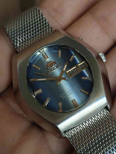 اورینت اوتوماتیك من نوادر انتاج ۱۹۷۱ مخزن مع علبە 
مینا تایکر مکینە ۲۷ حجر تفاصیل بلادیە قیاس ۳٥×٣٨ملم
واتساب ***********
