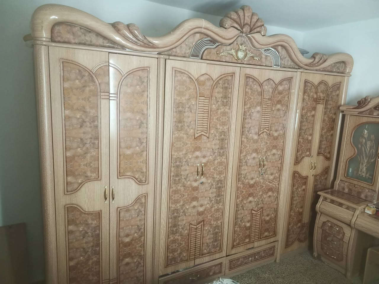غرفة خشاب 8 قطع  غرفة نظيفة واظحة بالصور مع دوشك طبي مستخدم شي قليل سعر 360 بيه مجال قليل عنوان كركوك واحد اذار قرب المحافظة الجديدة ***********
