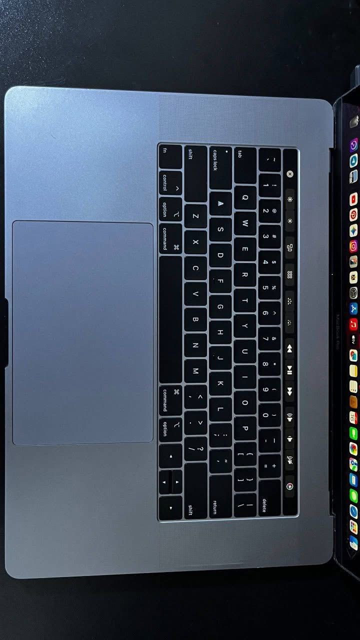 Mac Book pro 2018
المواصفات:

* الشاشة: Retina عالية الدقة
    
    * 15 إنج: 2880×1800
* المعالج:
    * 
    * 15 إنج: Intel Core i7 أو i9 سداسي النواة
* الرام: 8GB / 16GB / 32GB DDR4 (حسب النسخة)
* التخزين: SSD من 256GB إلى 4TB
* كرت الشاشة:
    *)
    * AMD Radeon Pro 555X أو 560X مع Intel UHD 630 (15 إنج)
* Touch Bar مع Touch ID
* 4 منافذ Thunderbolt 3 (USB-C)
* Wi-Fi 802.11ac
* Bluetooth 5.0
* كاميرا FaceTime HD 720p
* بطارية تدوم حتى 10 ساعات تقريبًا
* نظام التشغيل: يدعم إصدارات حديثة من macOS
* اللون: فضي أو رمادي فلكي (Space Gray)  

المميزات

* شاشة Retina بألوان P3 وتقنية True Tone.
* أداء قوي للمونتاج، البرمجة، التصميم والأعمال المكتبية.
* هيكل ألمنيوم فاخر وخفيف.
* بصمة Touch ID.
* صوت ستيريو عالي الجودة


**إذا كنت صاحب هذا الإعلان وتريد حذفه لأي سبب، رجاءا أرسل رسالة إلى الدعم الفني**