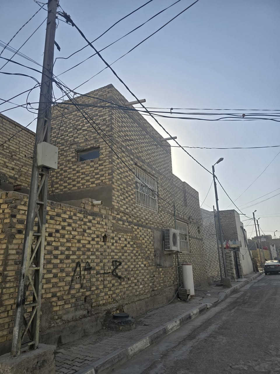 السلام عليكم
بيت ركن بالجمهوري على جه حي الوحده
مساحه البيت 92 
يتكون البيت من
صاله 
وستقبال 
وغرفه 1
ومطبخ بكد الغرفه
الاستفسار مراسله خاص او على واتساب 
***********
