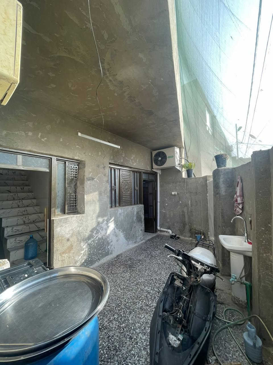 بيت ١٠٠ مربع واجهة ١٠ ونزال ١٠ يحتوي علة استقبال ٥ وعرض ٣ وغرف نوم ٢ ومطبخ مثل ما واضح في الصور كراج كاشي درجة اولى وترك خلفي وبيتونة  خدمات المنطقة فول كهرباء مجاري وماء وتبليط للباب منطقة صليخ ال٦٠٠ بستان اليهودي 
خلف شركة تيوتا سعر ٨٠ وقابل لتفاوض وهاذ رقم ***********
