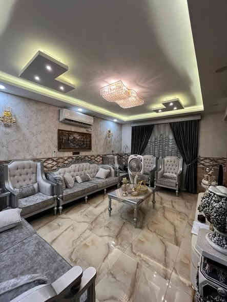 للبيع - دار في حي الإعلام 👍
*المواصفات:*
- *المساحة:* ١٦٨ متر مربع 🏠
- *ركن 🌟
- *البناء:* حديث 🔝
- *الطوابق:* طابق واحد 🏗️

*التفاصيل:*
- *كراج:* 🚗
- *هول:* 🏠
- *استقبال:* 👥
- *مطبخ:* 🍳
- *مناور:* 🌞
- *غرف نوم:* ٢ 🛏️
- *صحيات:* 🚽
- *بيتونه:* 🌟
- *سطح:* 🌞

*المميزات:*
- *بناء حديث ومرتب*
- *سعر مناسب*

*للمزيد من المعلومات:*
- *الاتصال على:* *********** أو *********** 📞
- *عنوان المكتب:* حي البكر، سايدين الكنيسة، مجاور معهد النجاح، عقارات أرض الملوك 📍
