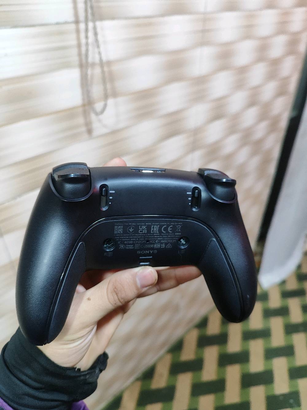 يد تحكم بلي 5 احترافية 
استعمال قليل ونضيفة كلش وحالة ممتازة بدون اي خلل 
الملحقات: 
الكارتونة 
كيبل شحن 
شفتات 
حافظة اليد

العنوان بغداد/البياع