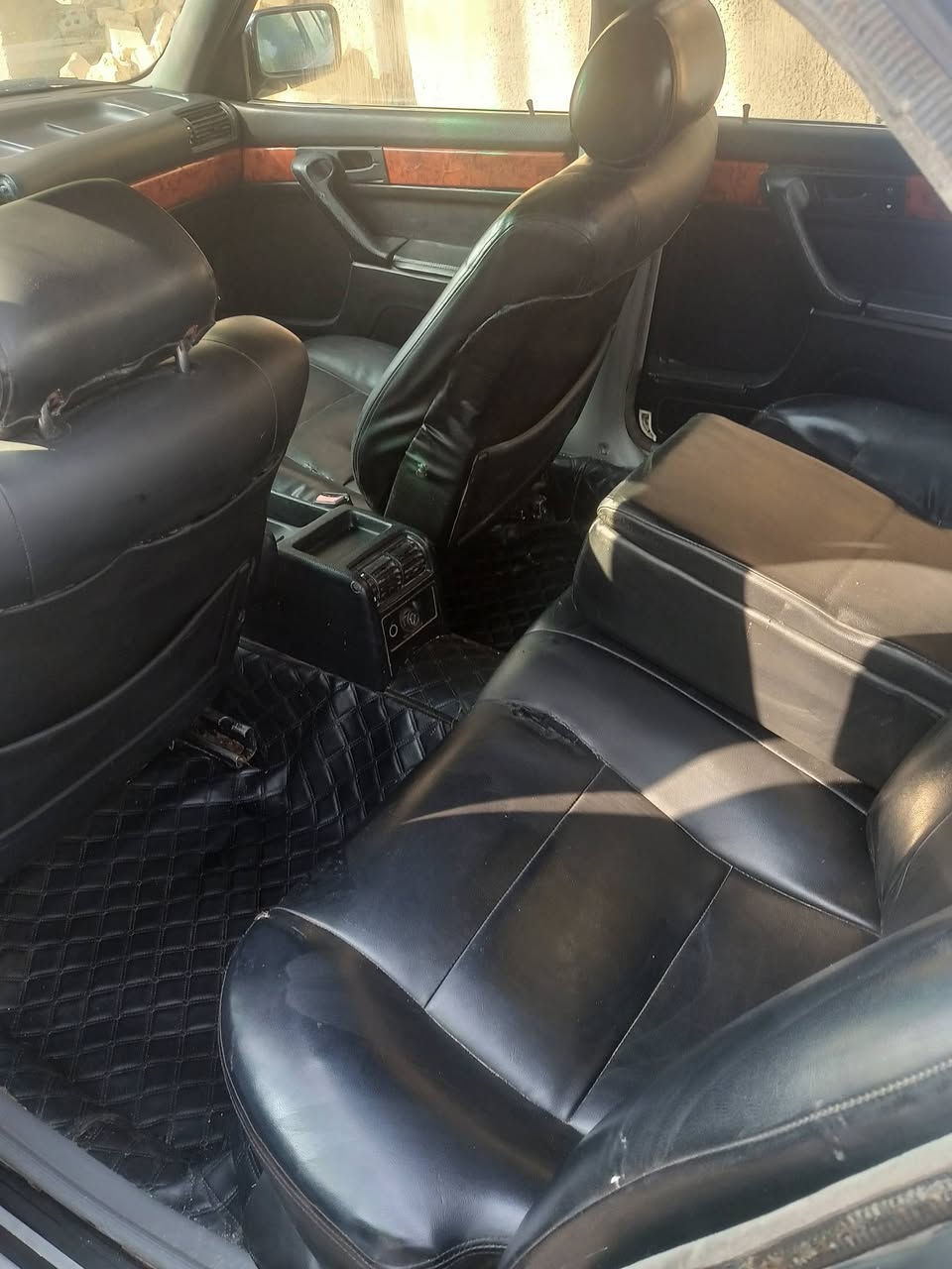 سيارة بي ام 735فول اوتتماتيك جام فتحت سقف كراسي 
كهربائيات كله شغالة تبريد ثلج 
محرك كير  كاردن اكسل صدر كله مكفول 
تخم تاير %نضافة 
السيارة مصبوغة عام صبغ فرن ومتعوب عليه 
السيارة رايده ب 55 وبيه مجال للطيبين ان شاءالله 
مكان السيارة بغداد التاجي 
رقم الهاتف ***********
