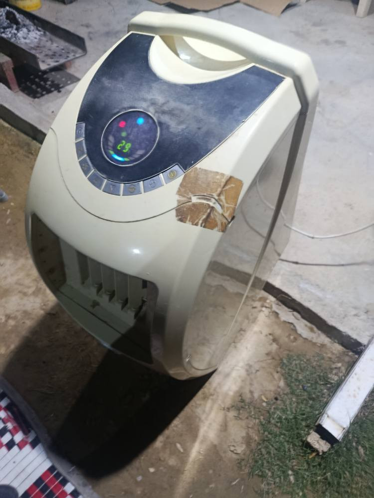 تبريد ومكيف هواء متحرك (عمودي).
نوع الغاز: R410 (اقتصادي وقوي التبريد).
السعة: 10 آلاف BTU (يعني واحد طن إلا ربع).
استهلاك الكهرباء: اقتصادي جداً، يستهلك 1000 واط فقط (يعني يعادل 3 إلى 4 أمبير تقريباً)، وممتاز للعمل على المولدات.
الحالة: التبريد قوي جداً، والجهاز شرط وفحص وغير داخل تصليح أبداً.
ملاحظة: فقط دكمة التشغيل بيها عيب بسيط في الشكل أو الحركة، لكنها شغالة طبيعي والجهاز ما بيه أي مشكلة ثانية. كالار, السليمانية


**إذا كنت صاحب هذا الإعلان وتريد حذفه لأي سبب، رجاءا أرسل رسالة إلى الدعم الفني**