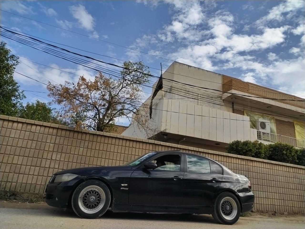 السلام عليكم
للبيع او المراااااوس

e 90 2007 
مكينه n52 نوزل قصير
كير مكينه شرط 
تبريد تدفئه
تخم تاير جديد
واتر بم جديد
ادامه كامله مسويلها 
داخل بيجي كشنات كهرباء. غرفة جديدة 
رقم سليمانيه ثاني يوم تحويل شرط
اي تفاصيل خاص او اتصال ***********
مكاني بابل
