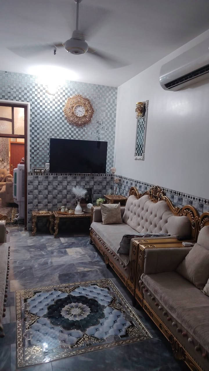 السلام عليكم 
🏠 دار للبيع حديث زراعي سند25
المساحه102م 
الوجه 6 الا ربع نزال 18 الاربع.  يتكون من طابقين
الطابق الاول 
يحتوي على غرف نوم1و صالة جلوس واستقبال ومطبخ وخدمات ومنور2
الطابق الثاني 
يحتوي على غرف نوم 2 وبلكونه وخدمات 

 العنوان .البلديات شارع الكهرباء .الفرع المقابل لمطعم طربوش 
الاستفسار ***********
