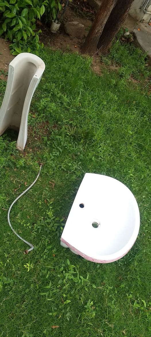 السلام عليكم غراض للبيع 
1-تانكي حديد 2-مجمدة بيها ليك 3-مغسلة نظيفة 4-ماطور ماء 5-تانكي بلاستيك سعة الفين لتر نظيف بعقوبة بهرز فقط واتساب او مراسلة الصفحة ***********
