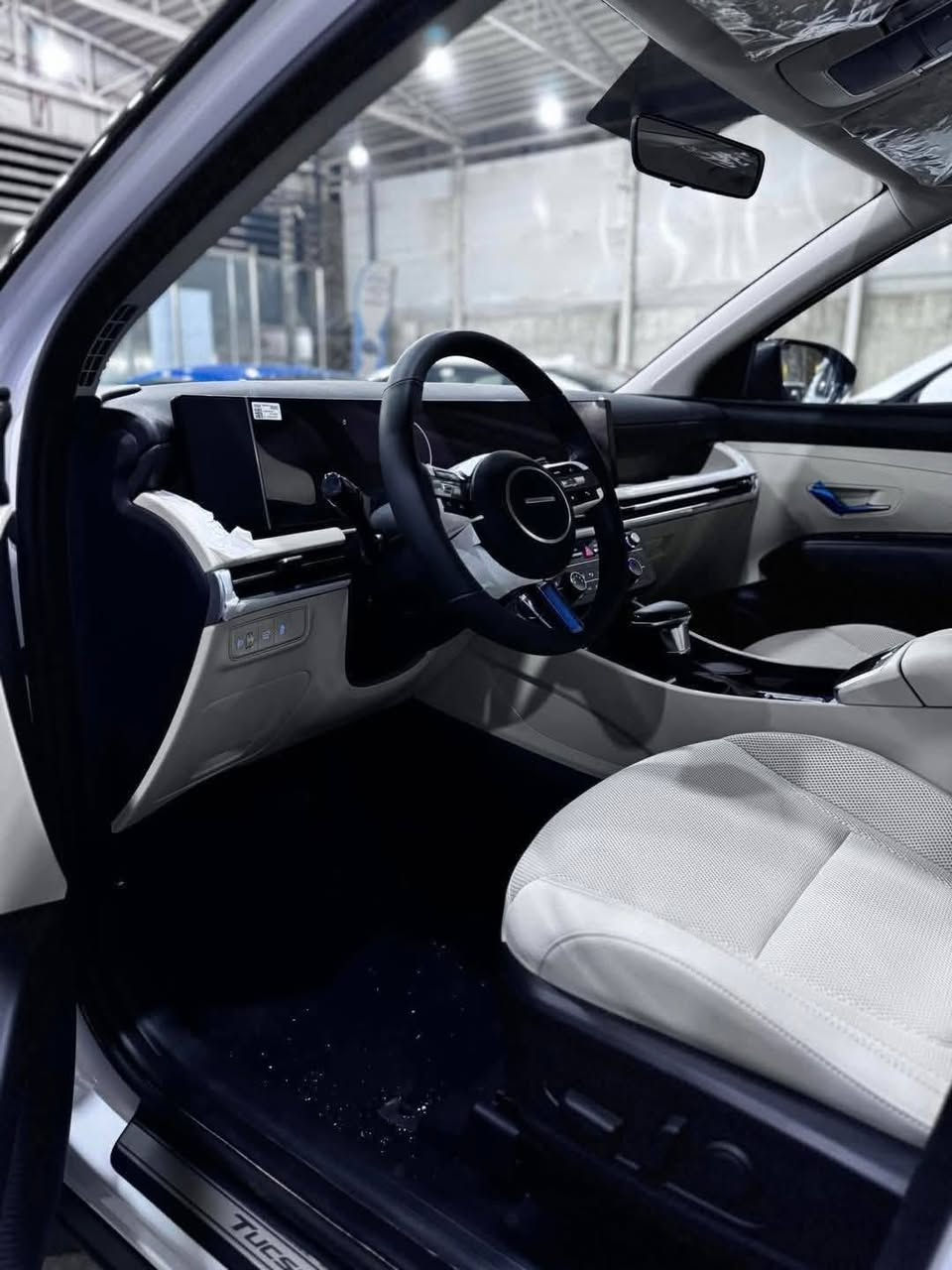 توسان توكلر موديل 2025 فول موصفات كشن كهرباء جلد تدفئه تبريد كشنات كهرباء بصمه حساسات مكينه 2000 اصل بانزين فقط مرقم كامل سنويه لوحات استقطاع مالك بغداد للاستفسار الاتصال 
***********
