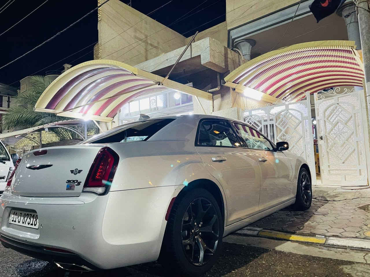 🦅كرايسلر  300S امريكي دخول جديد🦅
الحلال للبيع 🤍🍀
         
                الموديل 2023 اصل🧿
                   ( الاصدار الاخير )

                  اللون سلفر فاتح ◻️
     
المسافة المقطوعة  40im

حجم المحرك 3600

            السيارة (حادثه ربع البنيدالباقي كفاله) 🇺🇸
   ( السياره مرقم بغداد )

مواصفات السيارة:-
*بانوراما
* نقطة عمياء . 
* حساسات امامية . 
* مصابيح امامية زنون مع  بلوجكترLED . 
* ويل قياس 20 أنج . 
* حساسات خلفية .  . 
* شاشه كبيرة مع نظام ملاحة نفكيشن GPS .
* سستم صوت كامل مع دمام خلفي 
* كراسي جلد طبيعي شعار S
* مقاعد أمامية كهربائية عدد 2 .  . 
* مقاعد أمامية تبريد وتدفئة . 
* مقاعد خلفية تدفئة . 
* تشغيل عن بعد .  . 
* تدفئة مقود . 
* محدد سرعة .  . 
* كاميرا خلفية دوارة.
* مرايا رادار 
* ⁠مع ترحيب متحسسة للاضاءة  
* دخول ذكي 
* ⁠(بصمة) .

للاستفسار عن السعر واي تفاصيل اخرئ الاتصال متوفر 
***********🍀🤍
المكان كوت🍀🤍
🪬🧿
