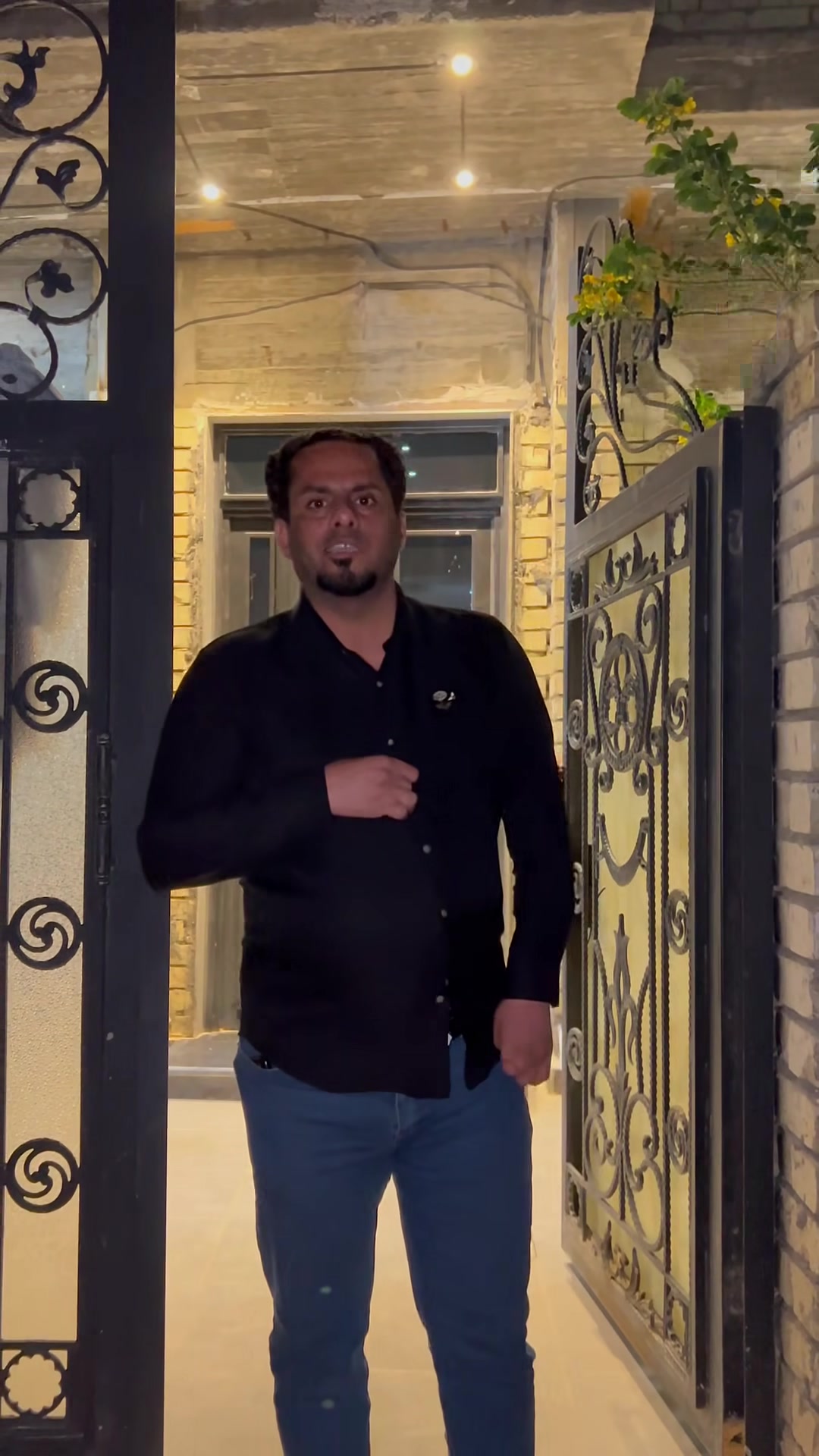 🔥 دار طابقين حديثة للبيع
🔥موقع مميز على شارع عشرين

🏡 دار للبيع 

بيت أنيق وحديث تم تنفيذ العمل بعناية عالية وتشطيب فول كوالتي من الداخل 

✨ تصميم داخلي مميز ومساحات مدروسة تجعل البيت واسع ومريح للسكن العائلي.

🔹 تفاصيل الدار:

• مساحة الدار ١٦٠ متر

• مدخلين للدار

• استقبال واسع وجميل 

• صالة

• حديقة داخلية 

• مجمع صحي غربي (٢) 

مجمع صحي شرقي (٢) 

• مطبخ مرتب وعصري

• يحتوى على (٥) غرف نوم

• توزيع ممتاز للغرف

• منظومة تقطير سبالت  

• ديكور حديث وإضاءة جميلة 

ملاحظة الدار مشمولة بنظام الاقساط لدائرة الاسكان  

📍موقع الدار : العزيزية منطقة الشهداء قرب سيطرة الشباب

مراجعة مكتب الاستاذ رمضان توماز للعقار واسط العزيزية شارع الخليج تحت الطابو القديم بادارة وليد رمضان توماز الشمري للعقار اهلا وسهلا بكم ***********

***********
