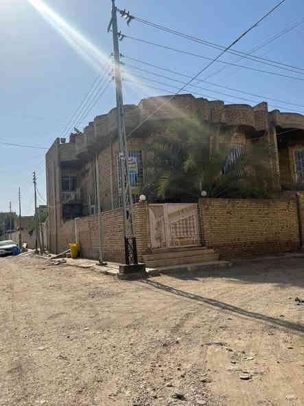 المساحة ٢٢٠ يحتوي القاط الارضي على ٣صالات وغرفه نوم ومطبخ والصحيات والقاط الثاني ٤ غرف والصحيات الارضيه مرمر والدرج مدور  الموقع قطاع ٢٨ مقابل دائرة التنفيذ فرع مصرف الاتحاد العراقي ومصرف الجنوب 
للاستفسار مراسله الصفحة او الرقم ***********
