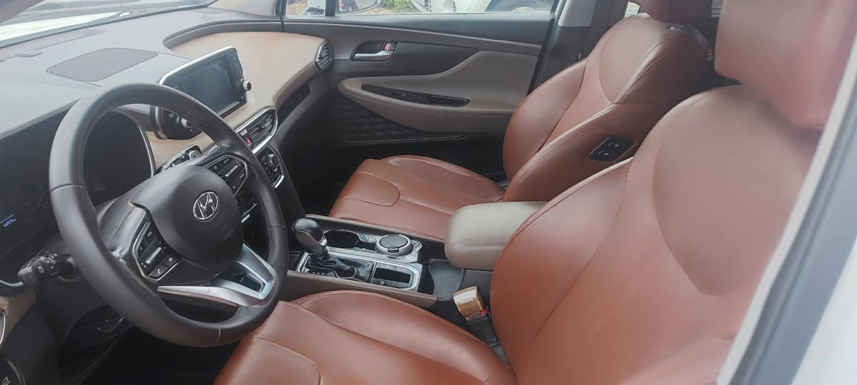 السلام عليكم معرض الماجد يرحب بكم 
هونداي سنتافيا 2019 خليجي 💪🏻ومكفولة 👍🏻وفول 😍
محرك 6 سلندر 3500
كشن جلد اصلي 
تحكم ستيرن فول 
كامرات امامي وخلفي 
جنطة كهرباء 
بردات جانبية 
تبريد 3 قطع 
7 راكب 
لد امامي وبك لايت لد 
انظمة قيادة ومانع انزلاق 
دواخل ابواب مغلف كاربون فايبر 
ويل كب كروم 
للمريد التواصل مع الرقم التالي 
***********
